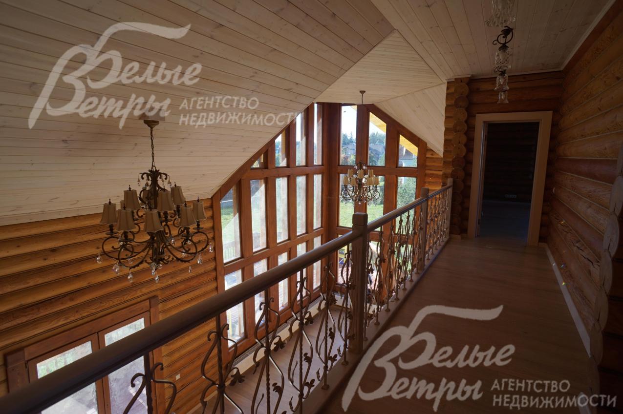 Второй свет с кружевным кованым ограждением. 