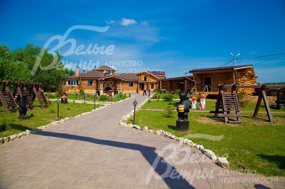 На территории поселка расположен клуб "Лачи"