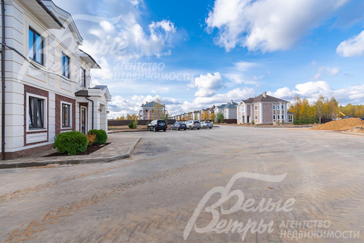 Охраняемая гостевая парковка в поселке Усадьба Шарапово