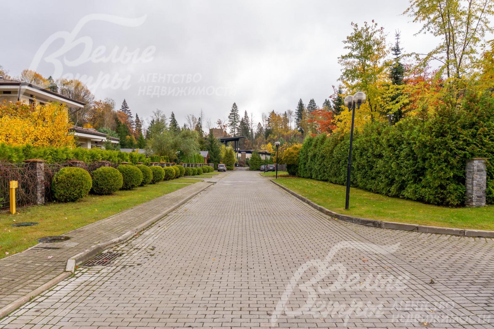 К участку ведёт широкая освещенная дорога с тротуаром, покрытая асфальтом и брусчаткой