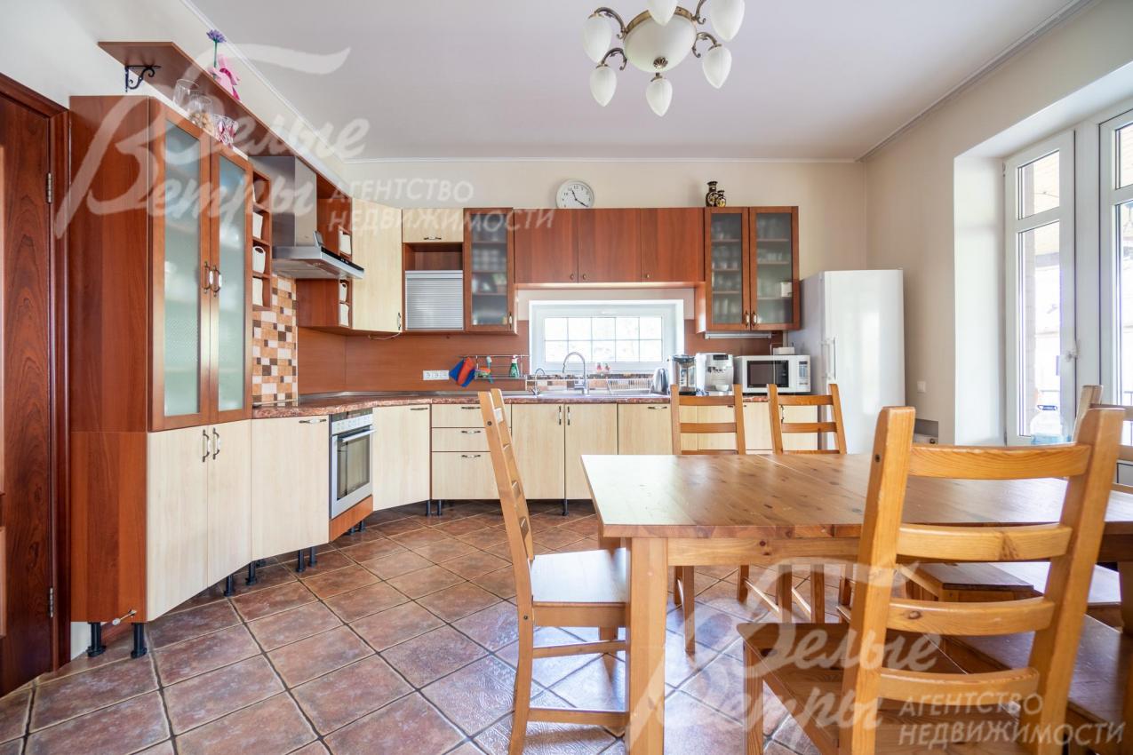 Кухонный гарнитур - со встроенной бытовой техникой