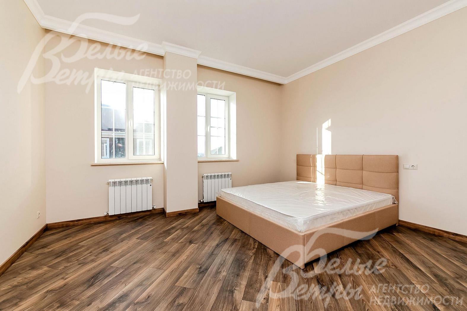 В спальнях на полу ламинат, стены окрашены