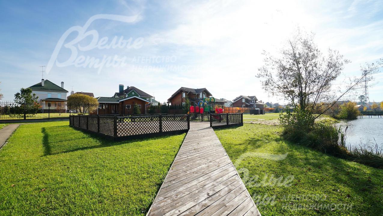 В коттеджном поселке есть детские и спортивные площадки