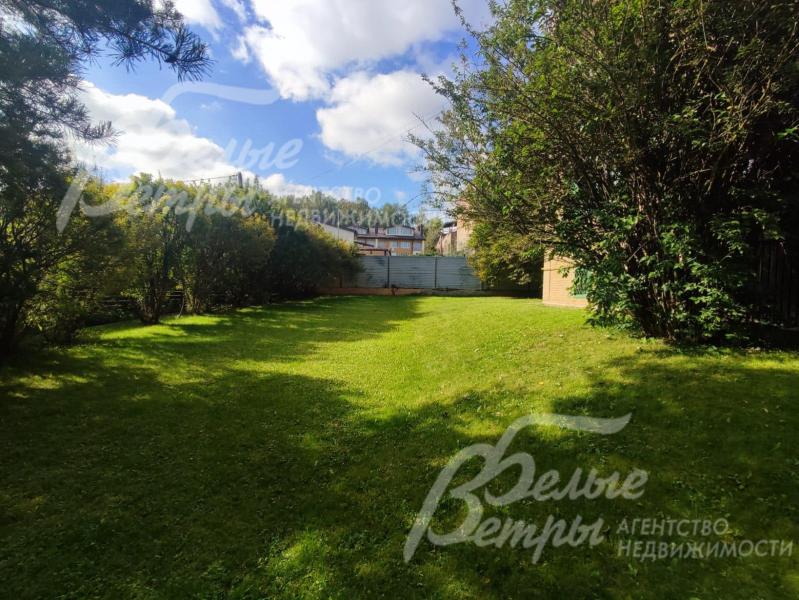 Территория огорожена забором из профлиста, установленным на монолитном основании, высотой 2 метра