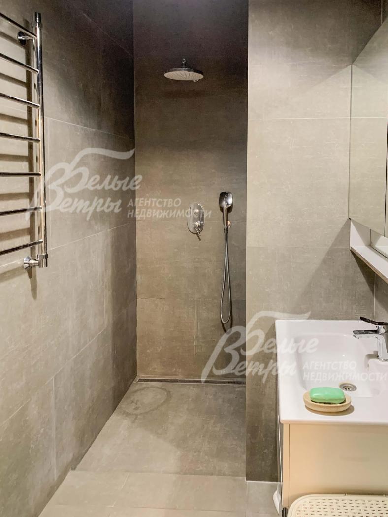 На стенах в санузлах плитка под бетон, качественная сантехника