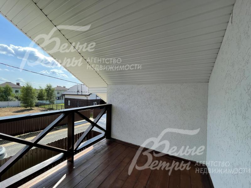 Балкон с видом на участок и окрестности.