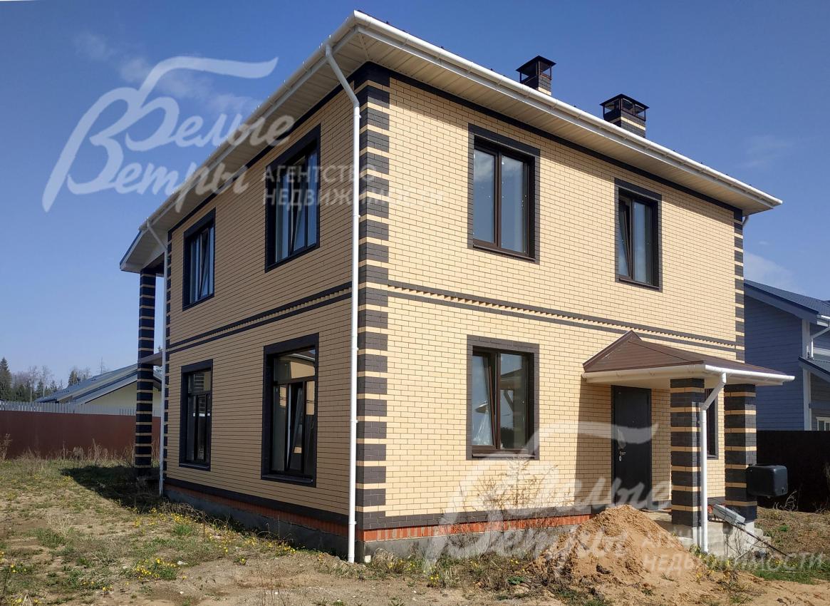 Главный вход в дом - через крытое крыльцо