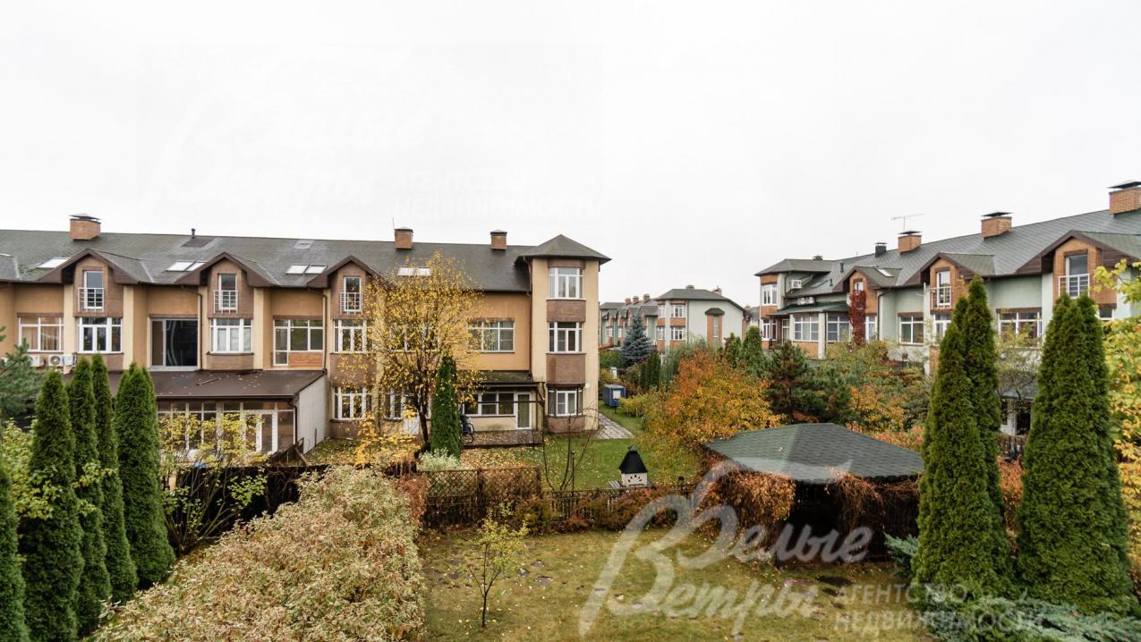 Вид на участок их окна 2-го этажа