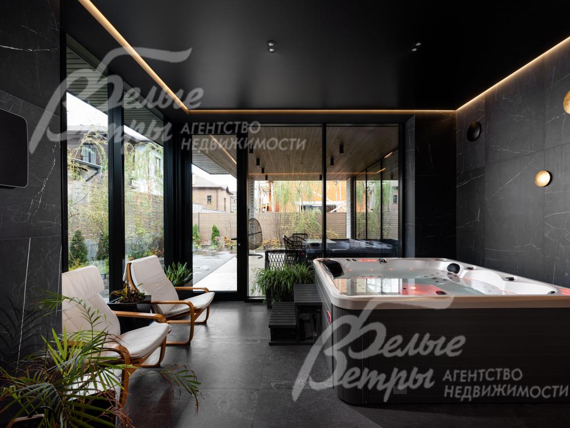 Рядом с джакузи - комфортная зона отдыха с панорамным остеклением