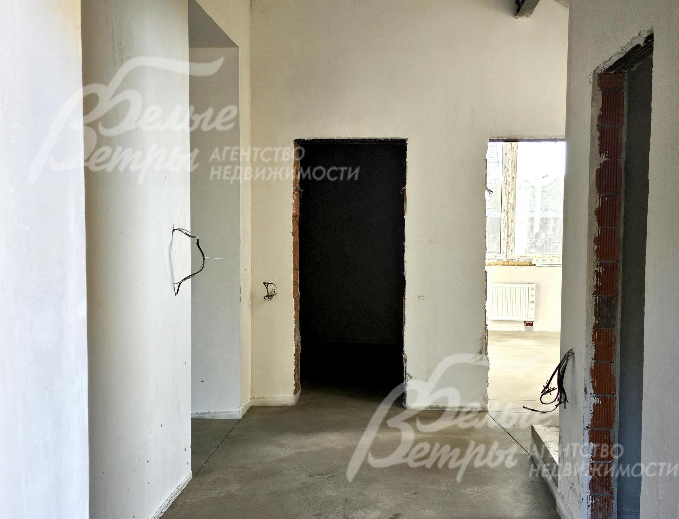 В комфортной планировке: 4 спальни, в том числе мастер-спальня и спальня на первом этаже