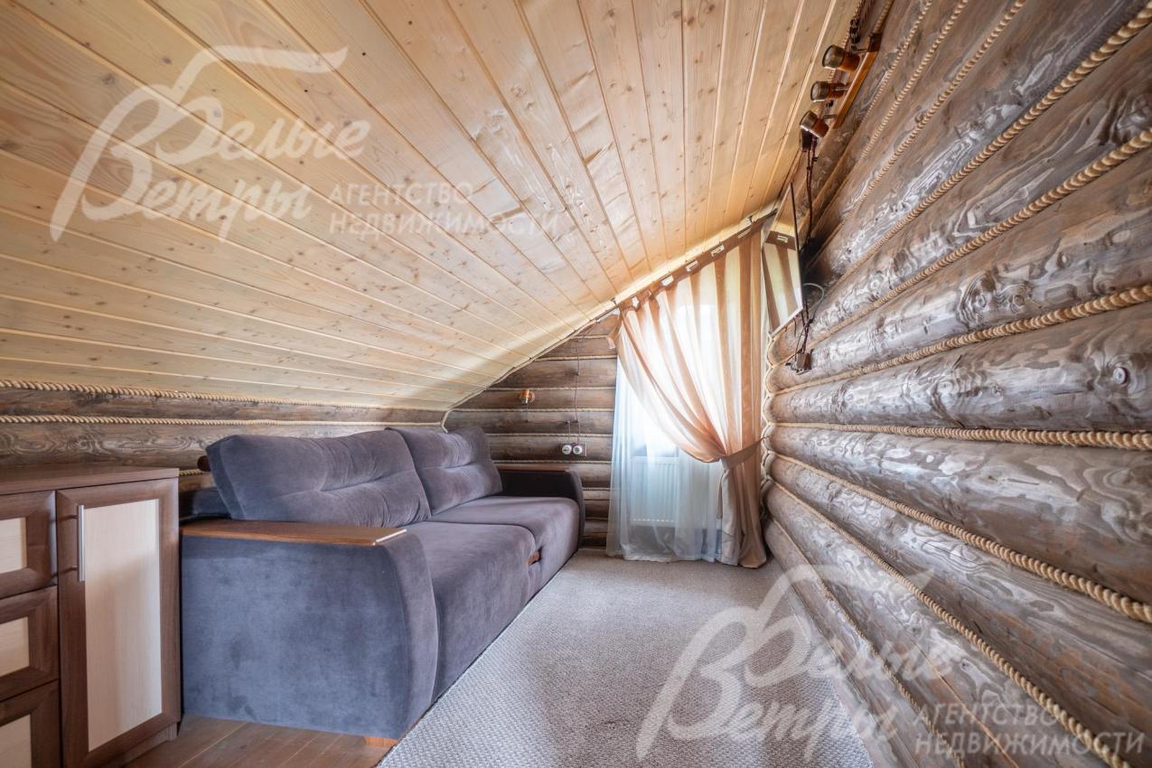 Холл с диваном на втором этаже бани