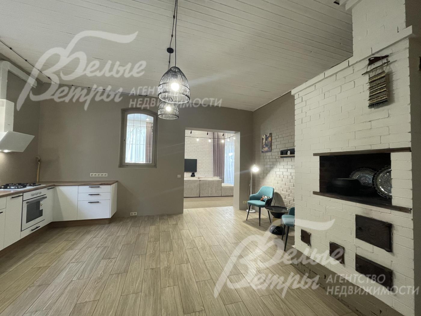 Настоящая дровяная печь в Русском стиле в кухне