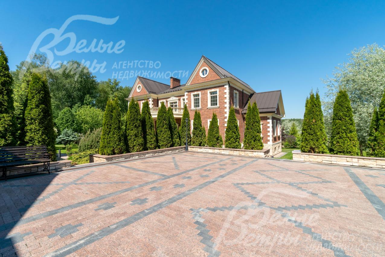 Открытая парковка на 8 автомобилей