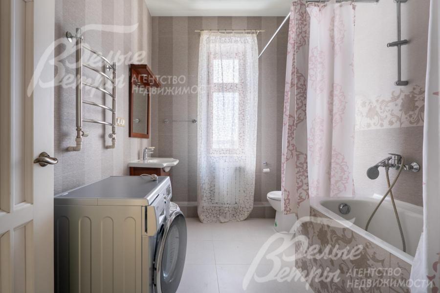 Санузел на втором этаже с ванной и стиральной машиной