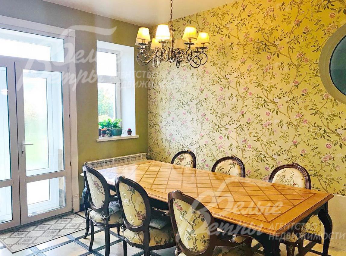 Столовая с выходом на террасу и участок