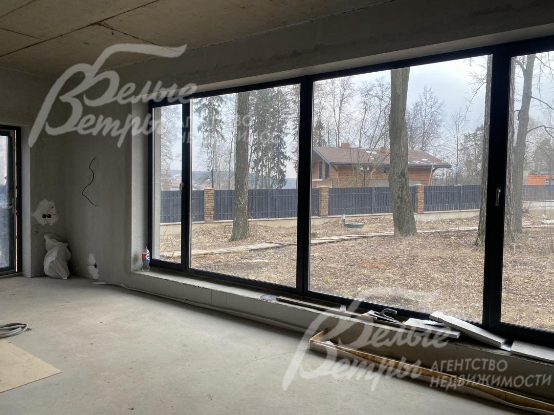 Большие панорамные окна в гостиной