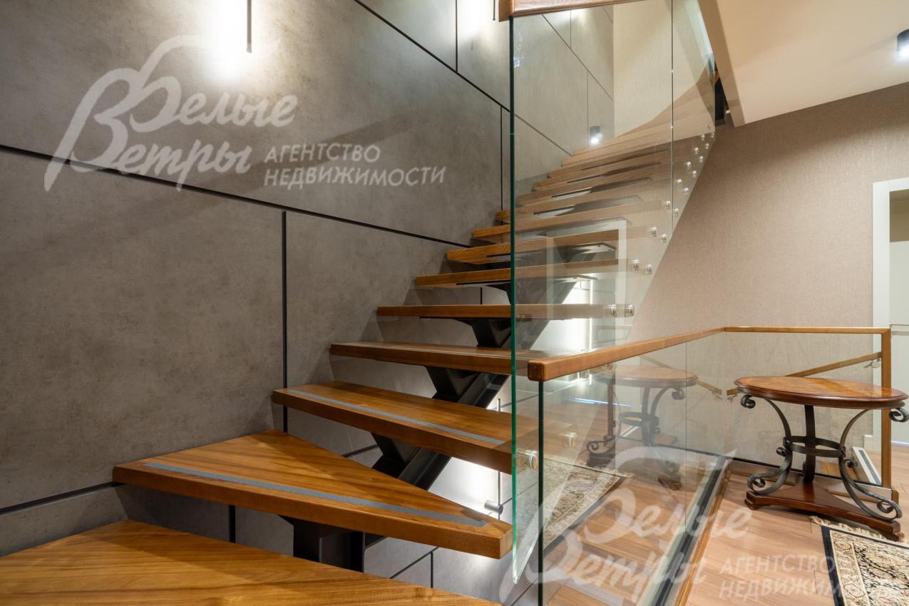 Лестница ведёт на мансардный этаж, где находятся две комнаты (спальни), санузел и помещение свободного назначения