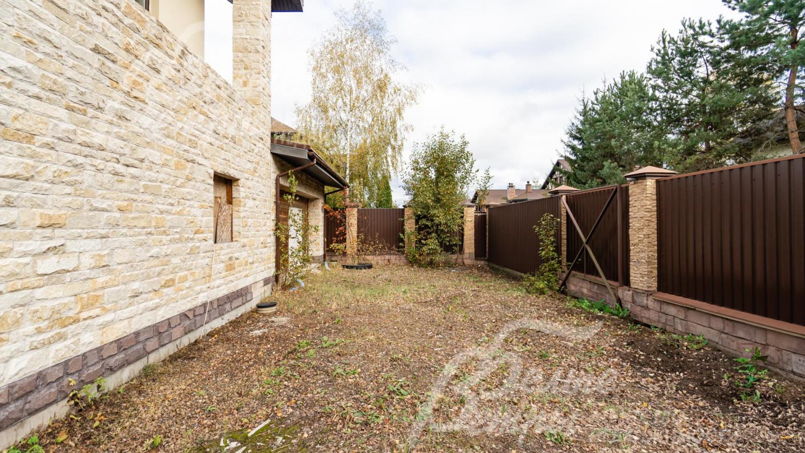 Участок огорожен по периметру капитальным забором