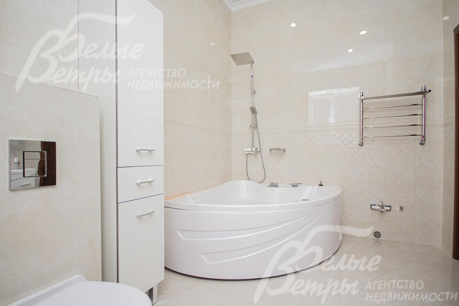 Угловая ванна в санузле 1-го этажа