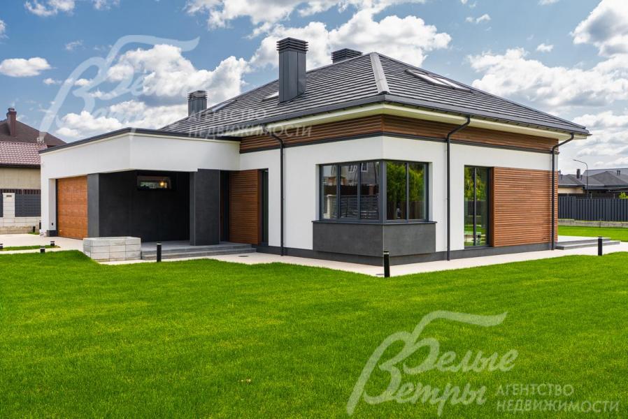 По участку разведено освещение, проложены дорожки.