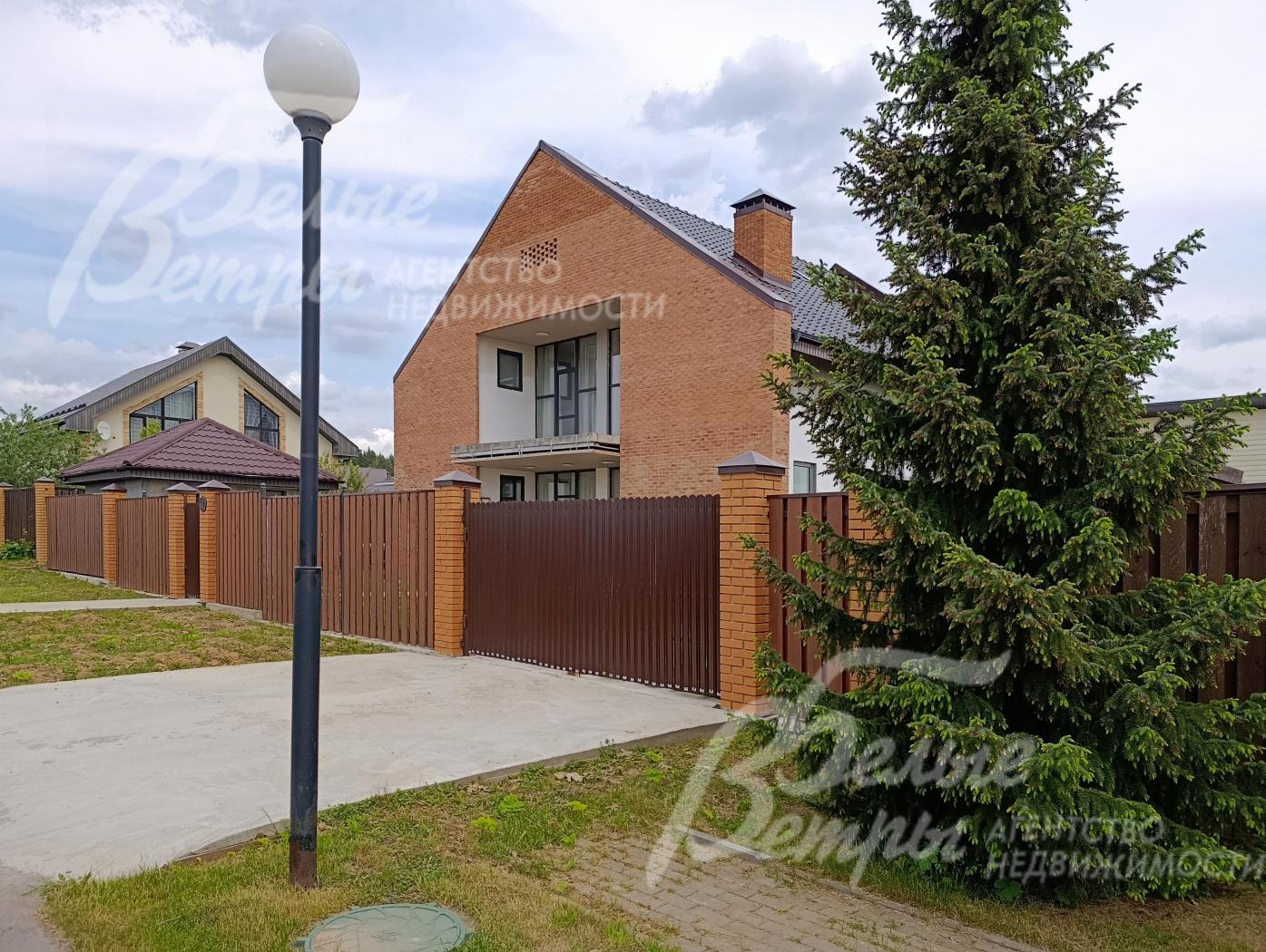 Парковочная площадка перед въездом на участок. 