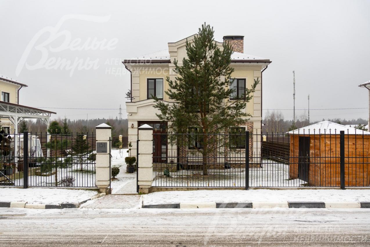 Установлены откатные ворота шириной 5,5 м (неавтоматические), обеспечивающие независимый въезд для двух автомобилей