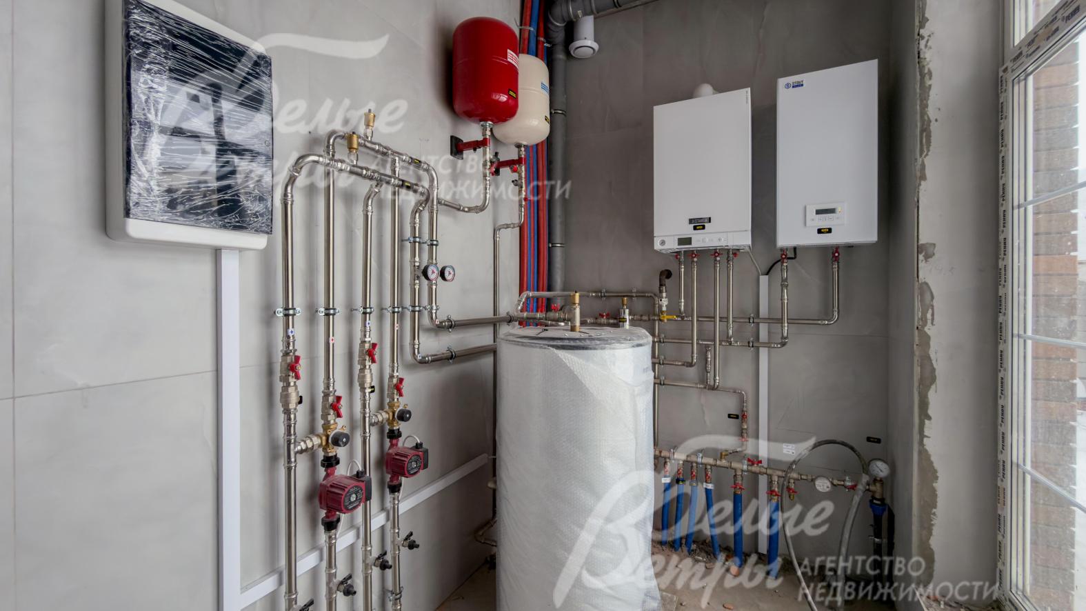Установлены газовый котёл и резервный электрический, бойлер косвенного нагрева на 200 л и система водоподготовки