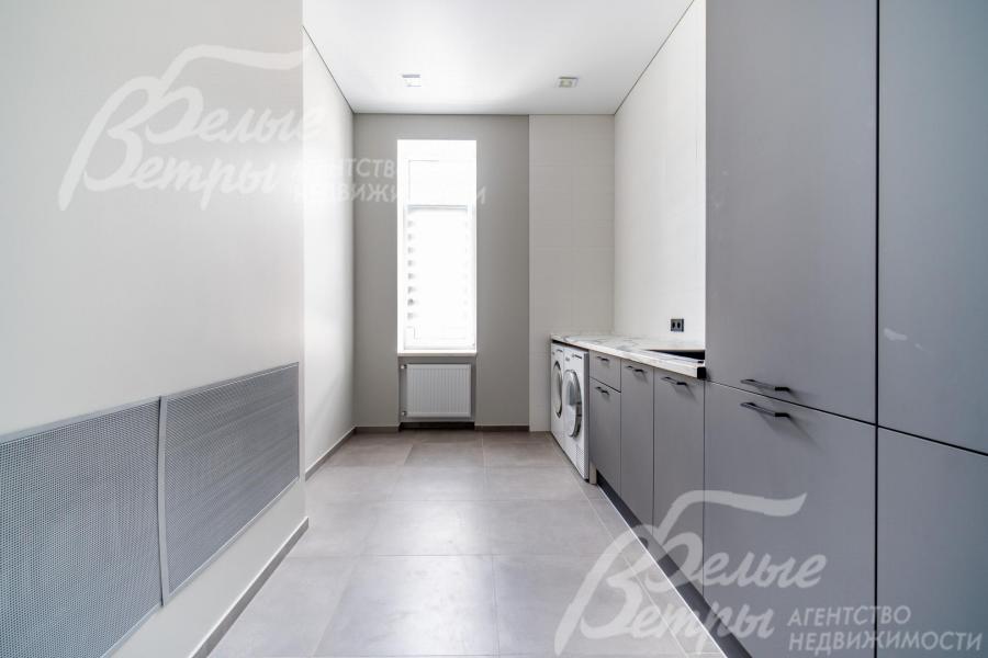 Постирочная полностью оборудована: меблирована, с мойкой, шкафами и столешницей, установлены стиральная и сушильная машины ASKO