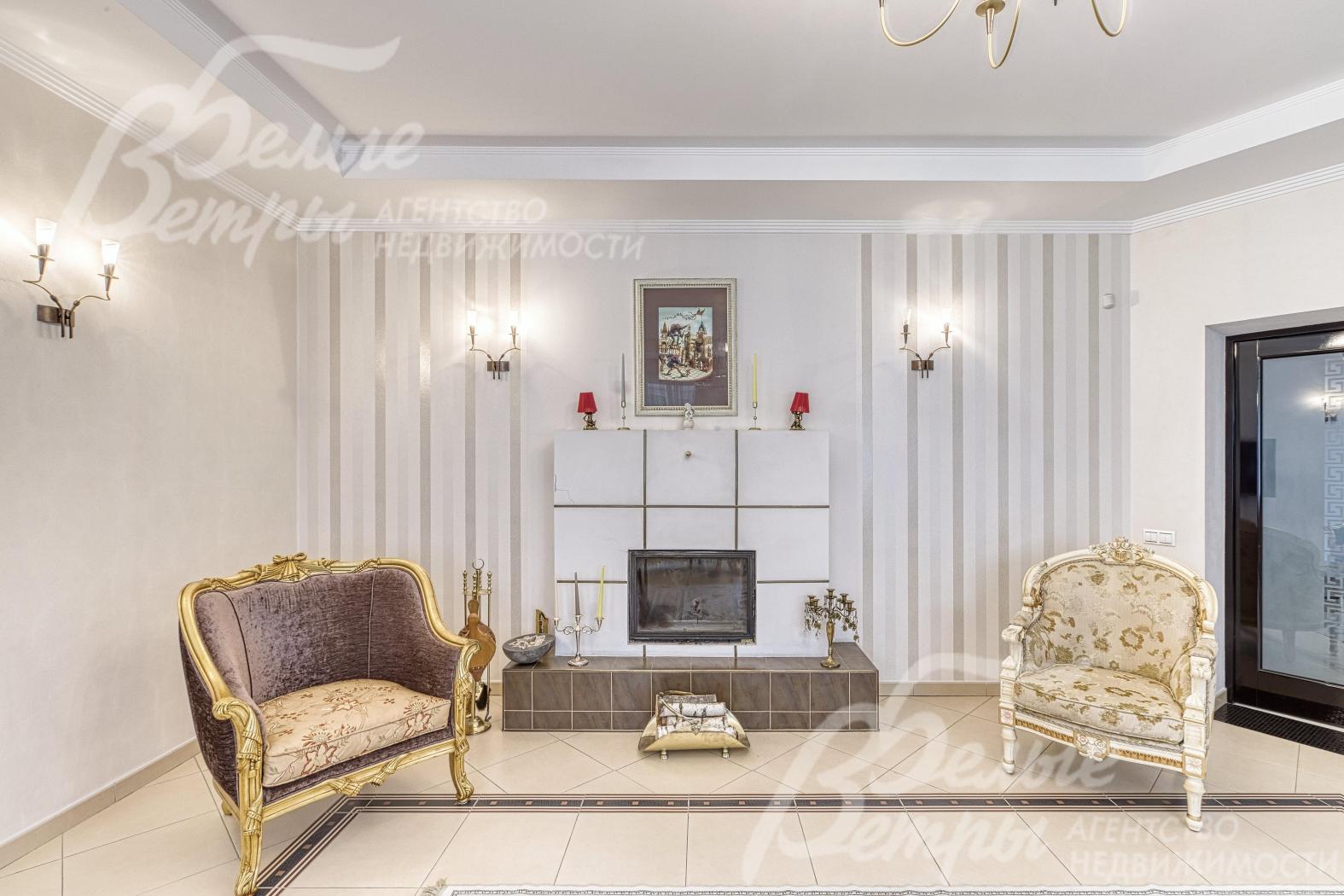 Гостиную украшает дровяной фронтальный камин