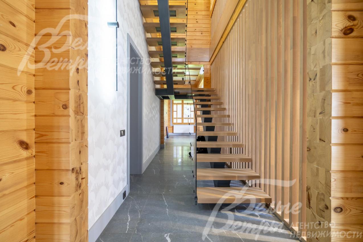 На второй этаж ведёт парящая лестница на стальном косоуре со ступенями из натурального дуба и стеклянным ограждением