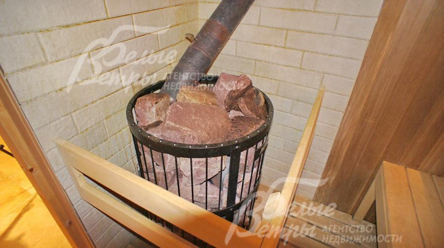 Печь заполнена лечебным камнем Малиновым кварцитом.