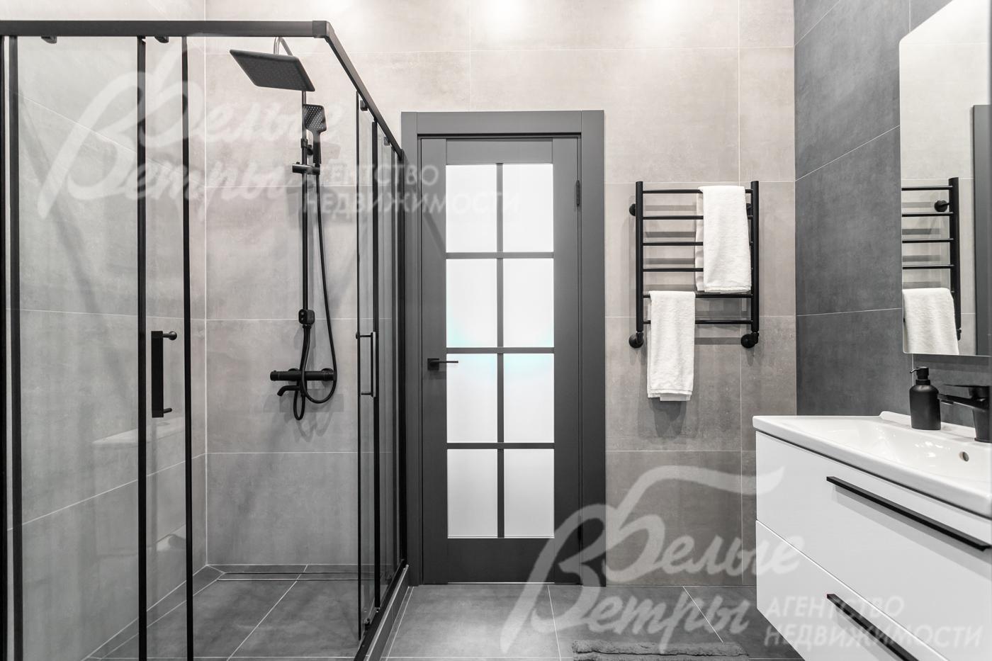 Общий санузел с душевой кабиной