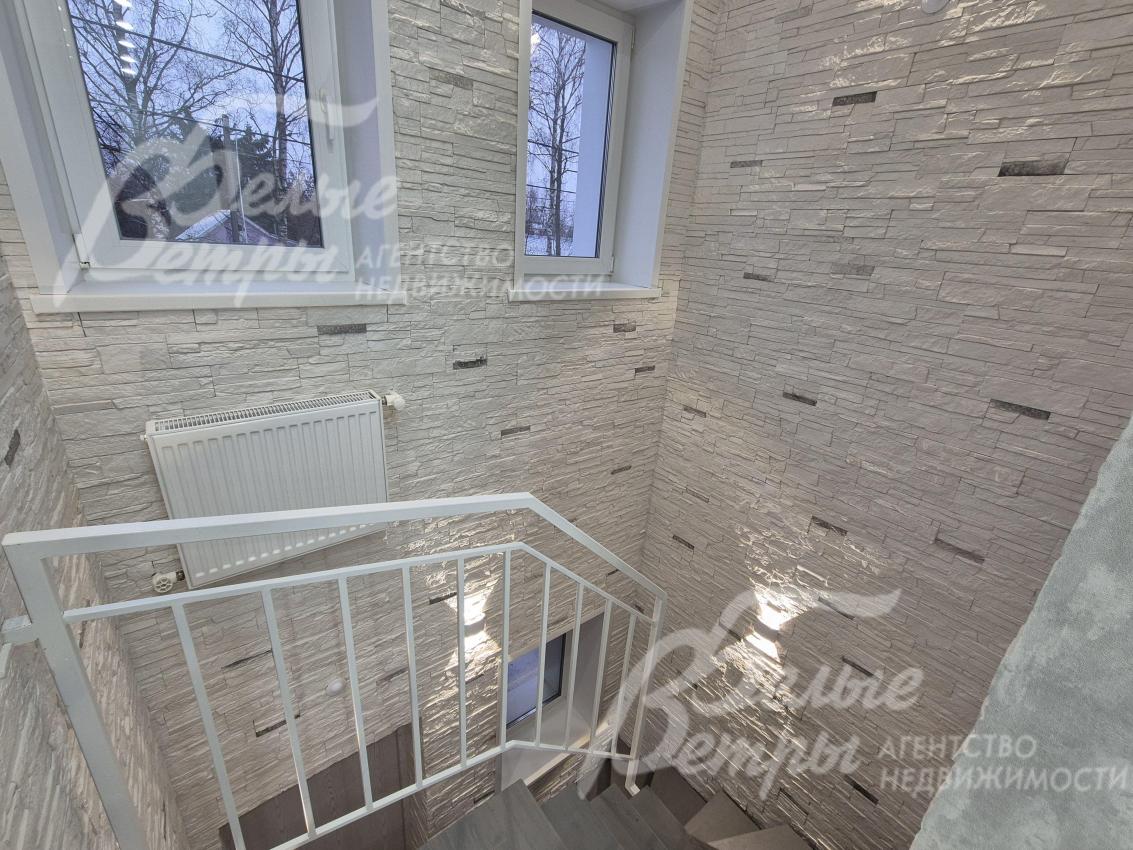 Лестничный марш с естественным освещением