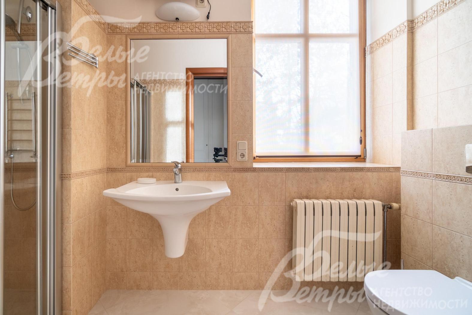 Санузел с душевой на первом этаже