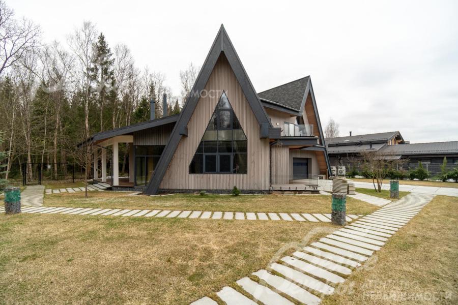 Дом построен по авторскому архитектурному проекту, облицован планкеном из лиственницы