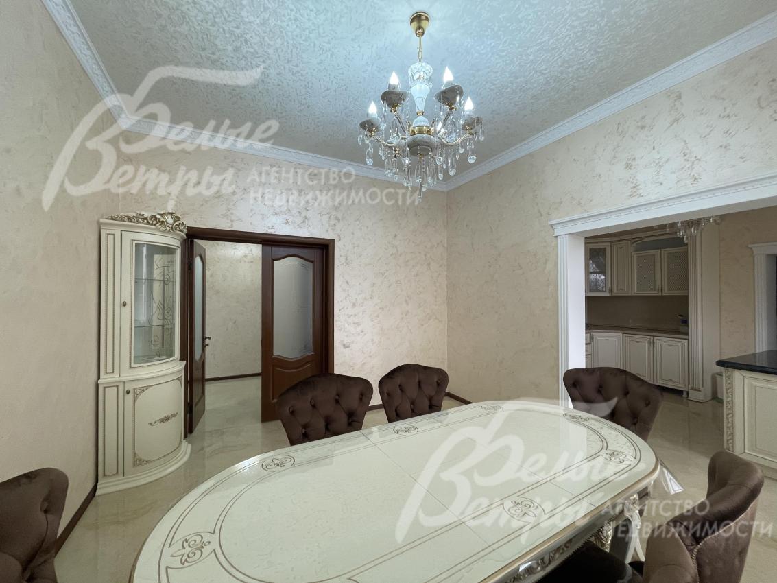 Обеденный гарнитур на 6 персон в столовой