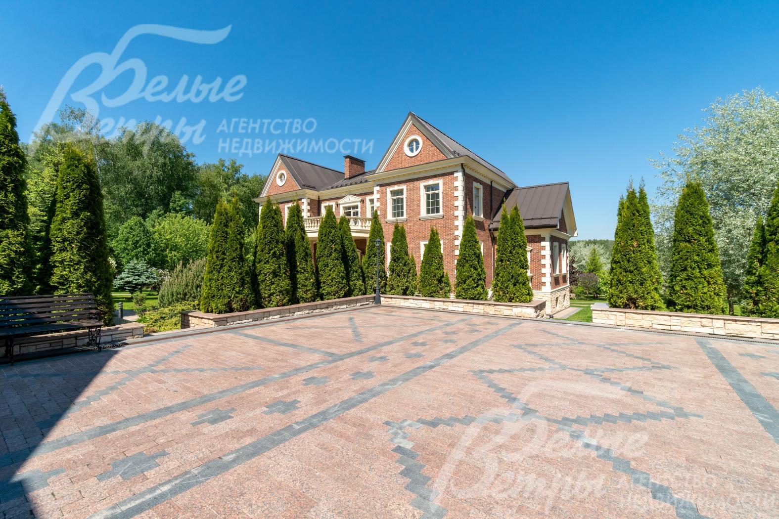 Открытая парковка на 8 автомобилей