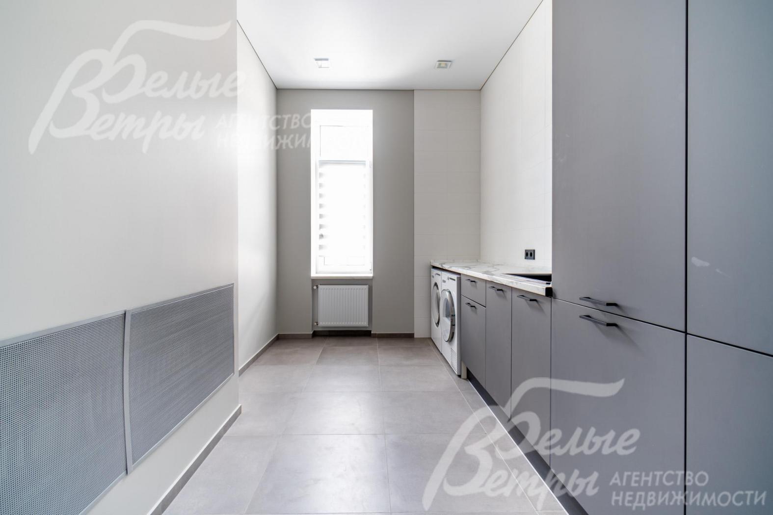 Постирочная полностью оборудована: меблирована, с мойкой, шкафами и столешницей, установлены стиральная и сушильная машины ASKO