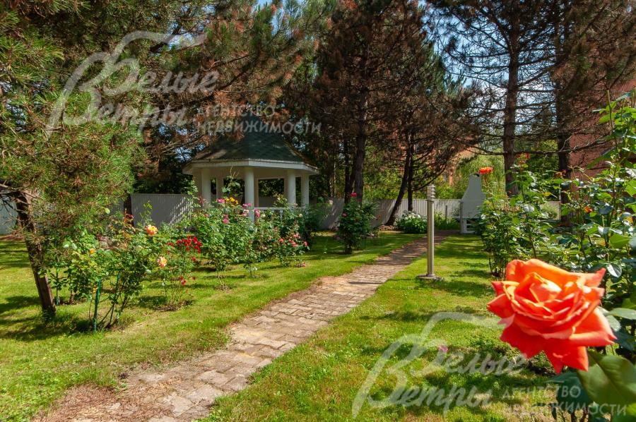 Красивый ухоженный участок с ландшафтным дизайном.