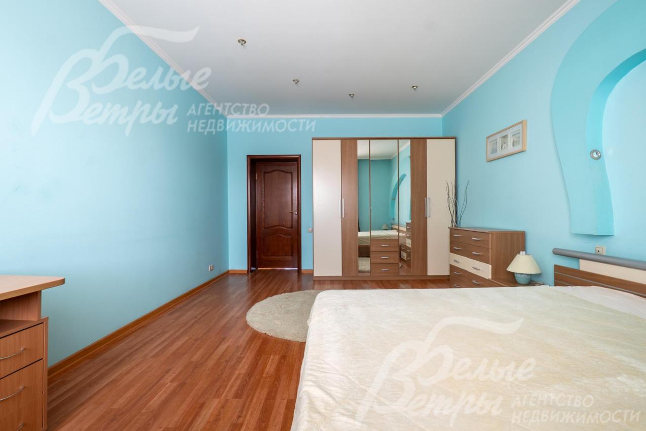 Интерьер этой спальни выполнен в светлых, спокойных тонах и создаёт ощущение лёгкости и уюта