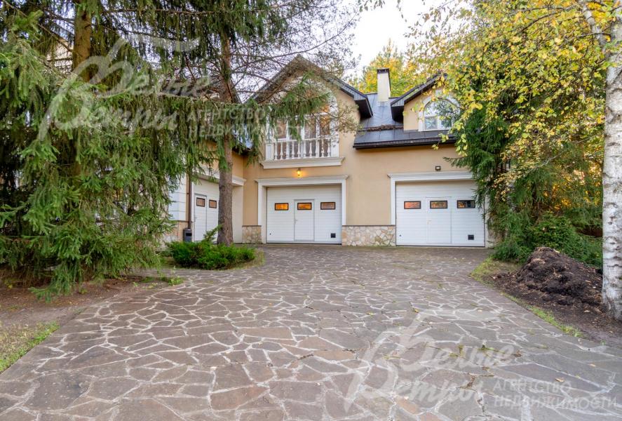 Первый этаж дома занимают гаражи на 7 машиномест.