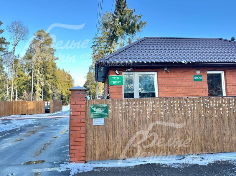 Въездная группа со шлагбаумом и охраной в поселок ВИК