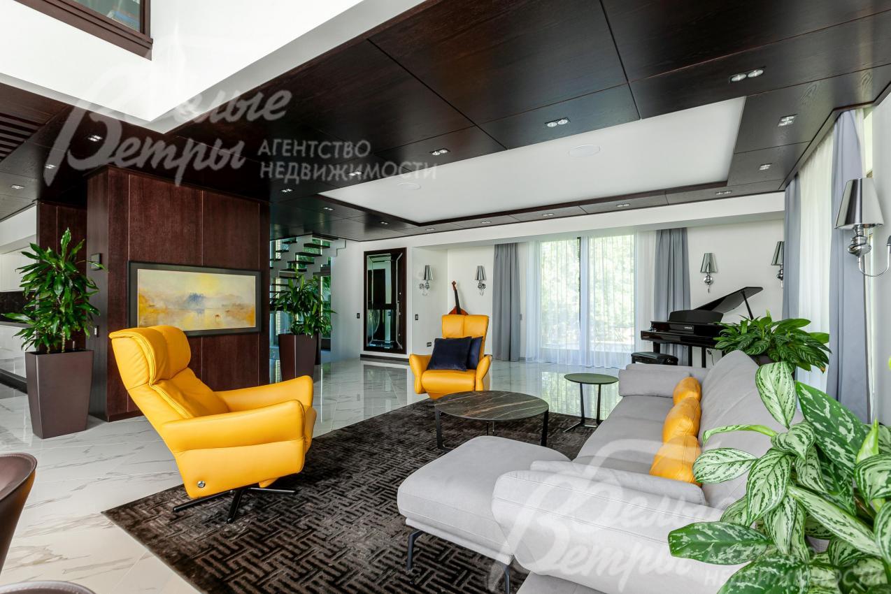 На потолке декоративные деревянные панели