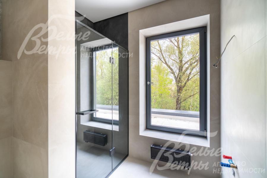 Установлены большие окна, ламинированные с двух сторон, и чёрные дизайнерские радиаторы