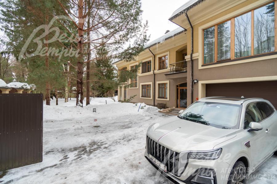 Участок расположен в дальней тихой и приватной части коттеджного посёлка