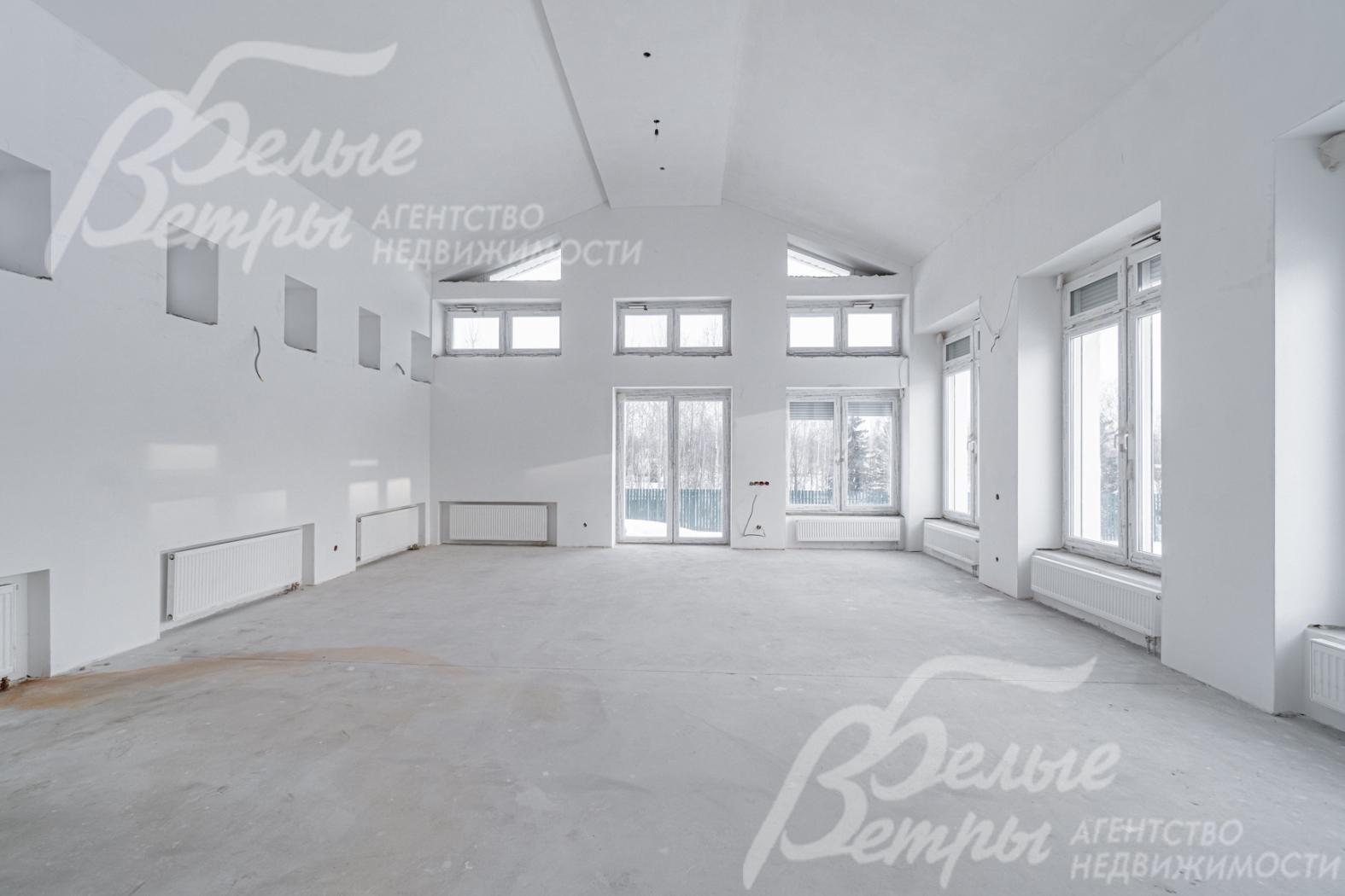 Большой зал - бильярдная 62 кв.м с выходом на участок.