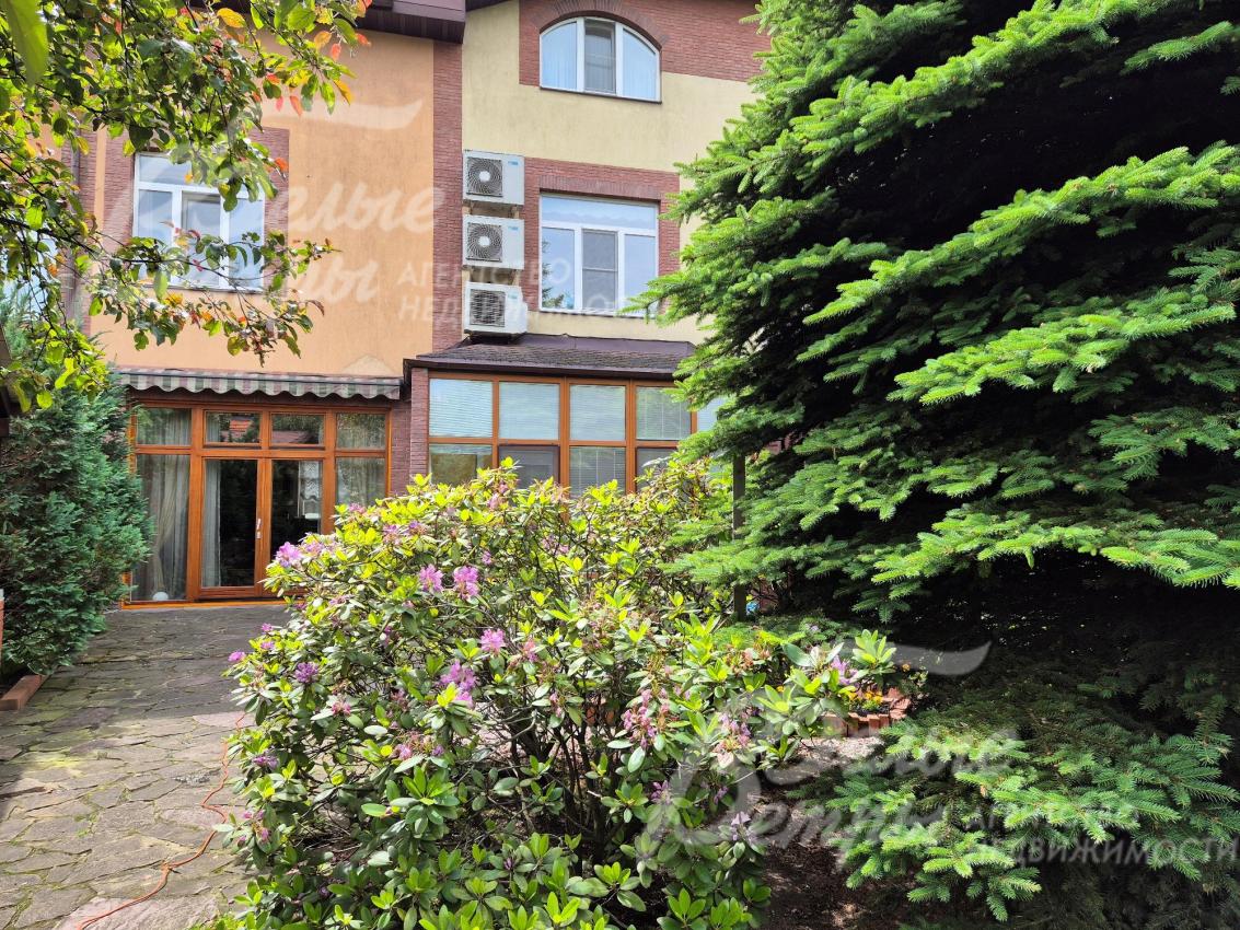 На участке выполнен ландшафтный дизайн.