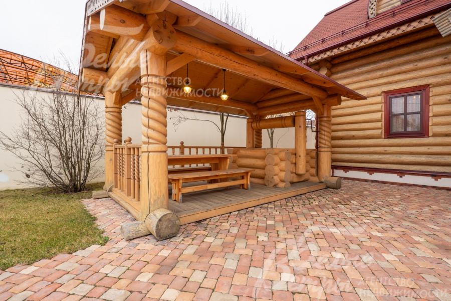 Рядом с домом построен бревенчатый колодец в русском стиле 