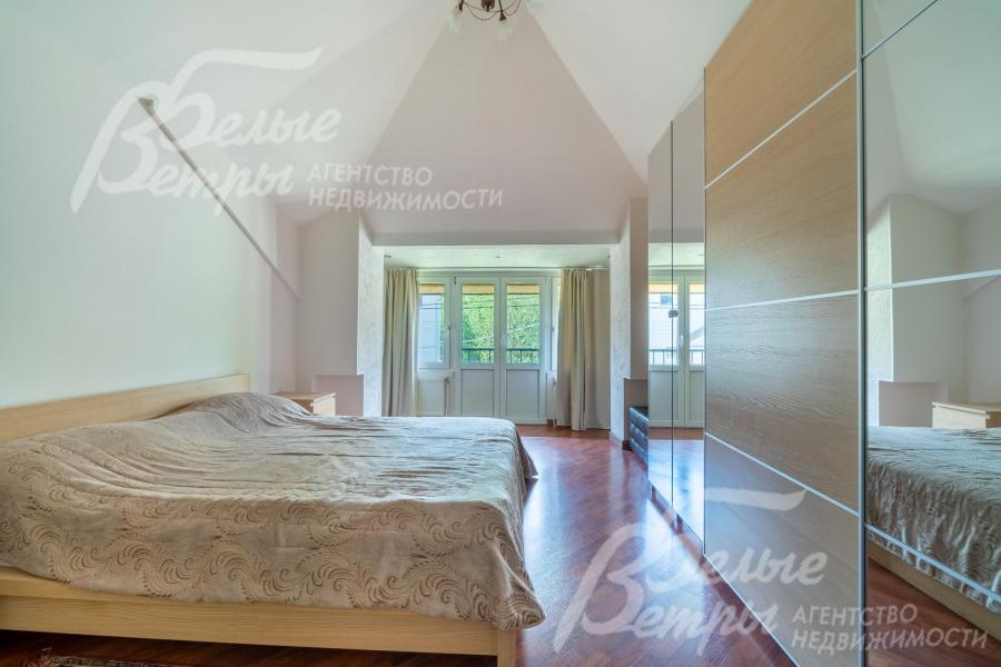 Спальная на втором этаже с выходом на балкон