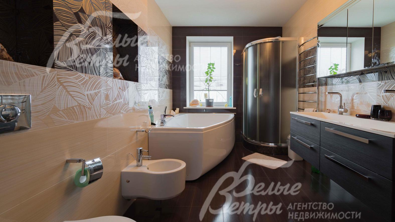 Санузел в мастер спальне с ванной и душевой